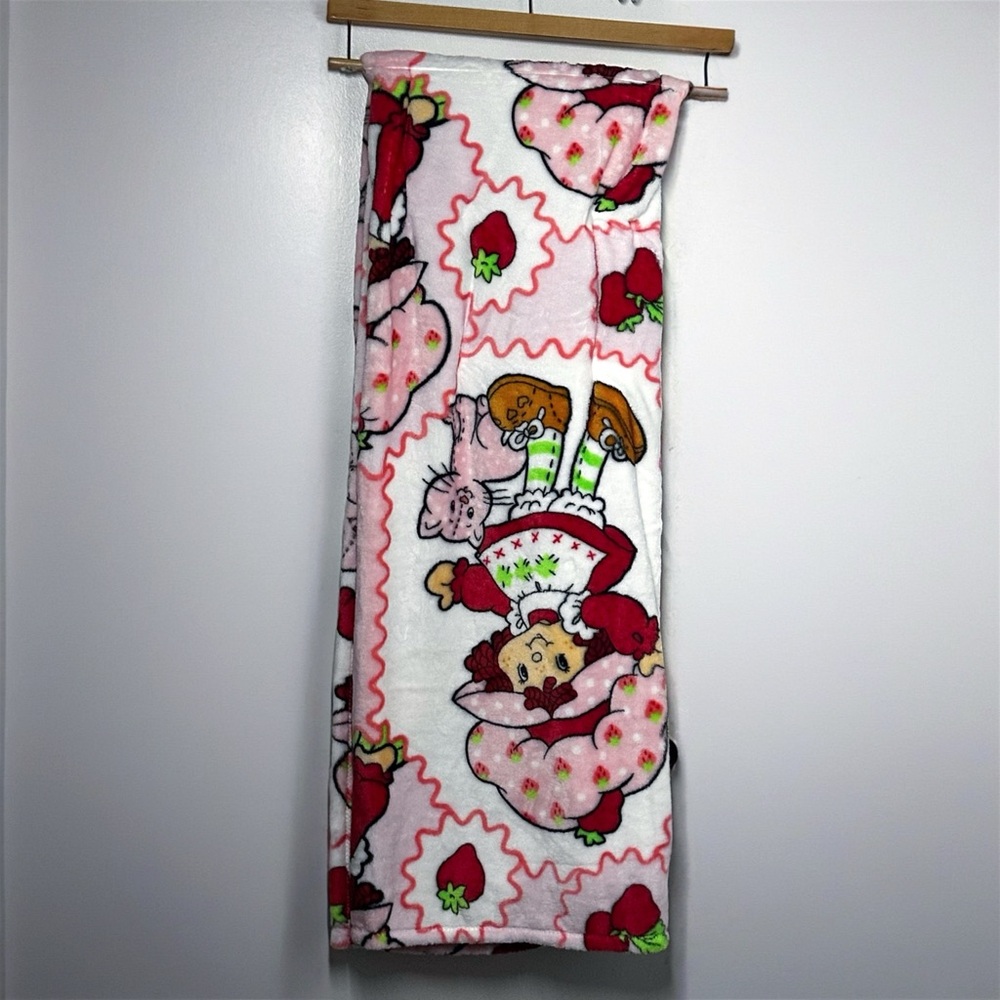 Strawberry Shortcake Viral Plush Throw Blanket. Kids/Women - Picture 2 of 6